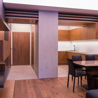 Realizácia dreveného interiériu obývacej izby kombinovanej s kuchyňou a predsieňou.